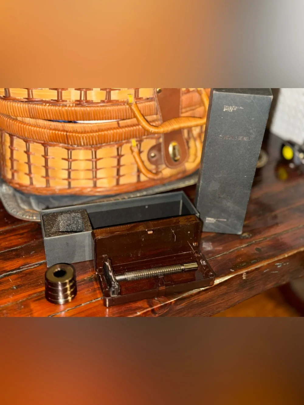 Men's Double-Edged Safety Razor w/ metal base stand and Accessory Case